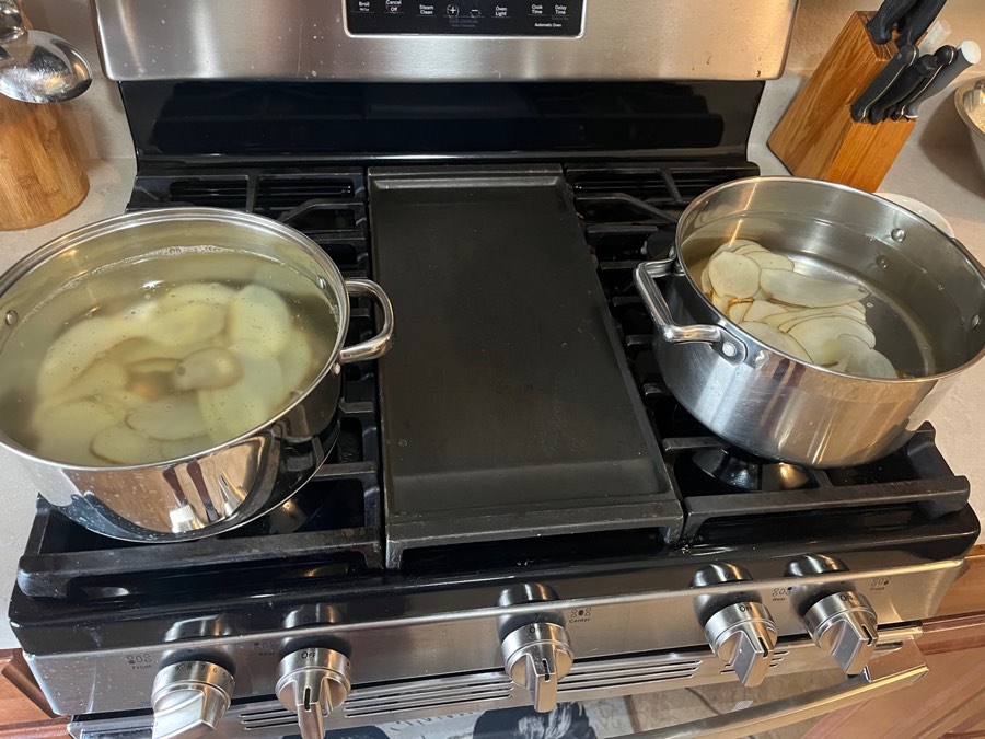The pot of plain water on the right is the wash-the-starch-off bath.
